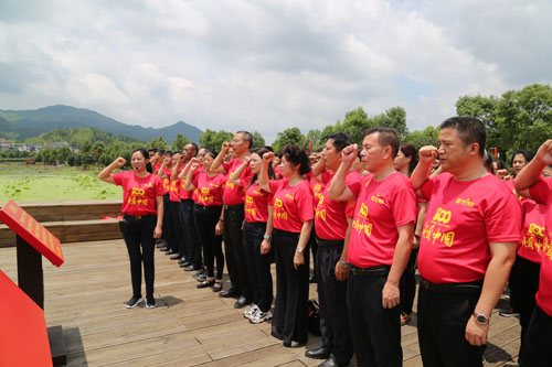 2集團黨委書記、劉燕董事長帶領大家重溫入黨誓詞 (1).jpg